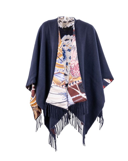 Shop SALVATORE FERRAGAMO  Poncho: Salvatore Ferragamo cappa reversibile in cashmere e seta.
Scollo a scialle e fondo con frange tressé.
Composizione: 95% Cashmere 5% Lana.
Fabbricato in Italia.. 321198-787608